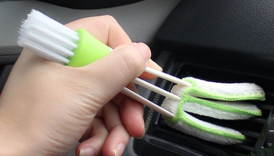 Uma escova para limpar dutos de ar em um sal&atilde;o de autom&oacute;veis com Aliexpress