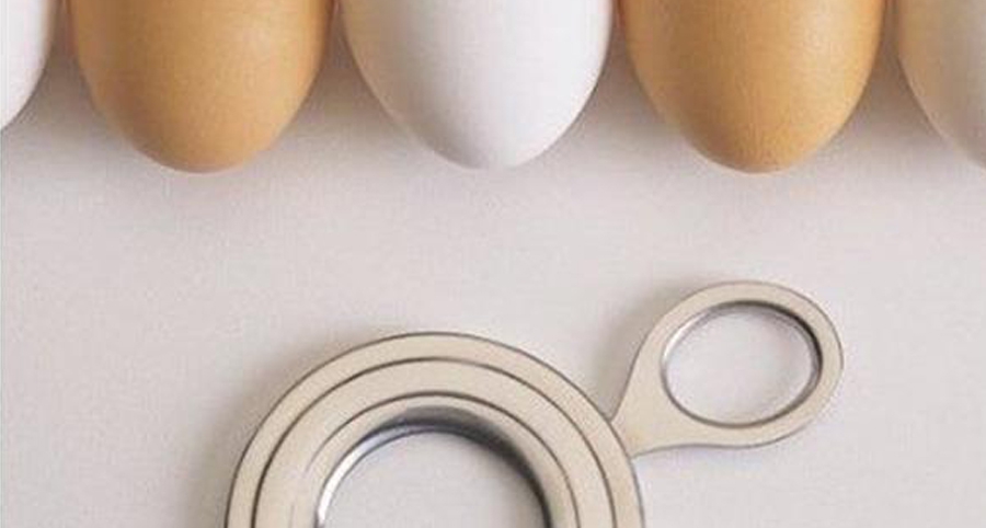 Um gadget para cortar cascas de ovo uniformemente. Faca de ovo